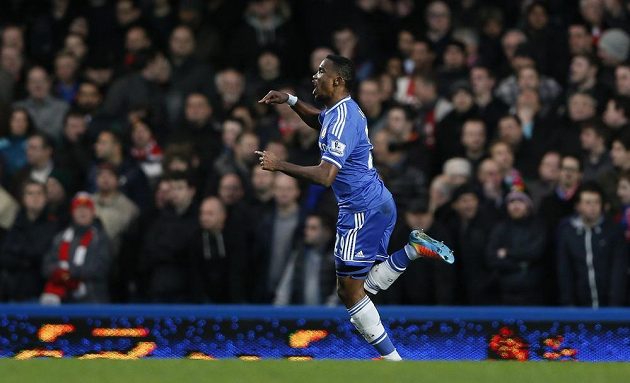 Útočník Chelsea Samuel Eto'o slaví svůj úvodní gól proti Manchesteru United.