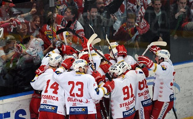 Hokejisté Slavie Praha oslavují postup do předkola play off.