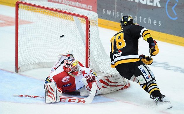 Litvínovský útočník Robin Hanzl (vpravo) překonává slávistického brankáře Adama Svobodu v utkání 52. kola hokejové Tipsport extraligy.