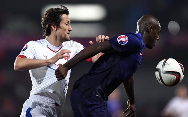 V souboji Tomáš Rosický (vlevo) a nizozemský obránce Bruno Martins Indi.