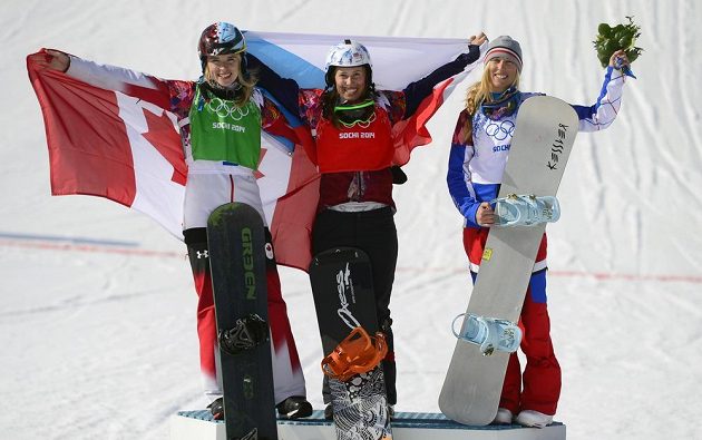 Vítězná trojice. Zleva stříbrná kanadská snowboardistka Maltaisová, zlatá Samková a bronzová Francouzka Trespeuchová. 
