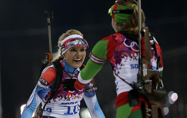 Olympijská šampiónka Darja Domračevová z Běloruska (vpravo) přichází gratulovat Gabriele Soukalové ke stříbrné medaili ze závodu s hromadným startem na 12,5 km.