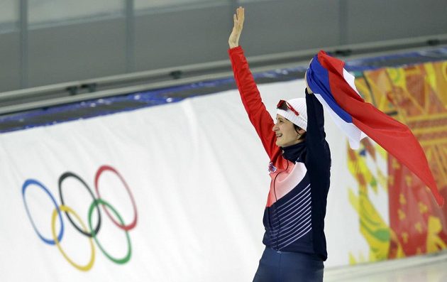 Martina Sáblíková se raduje ze zlaté olympijské medaile, kterou získala na trati 5000 metrů.