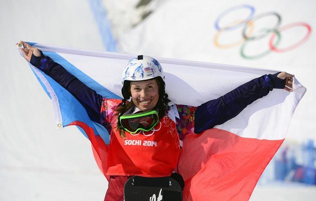 Zlatá snowboardistka Eva Samková slaví s českou vlajkou.