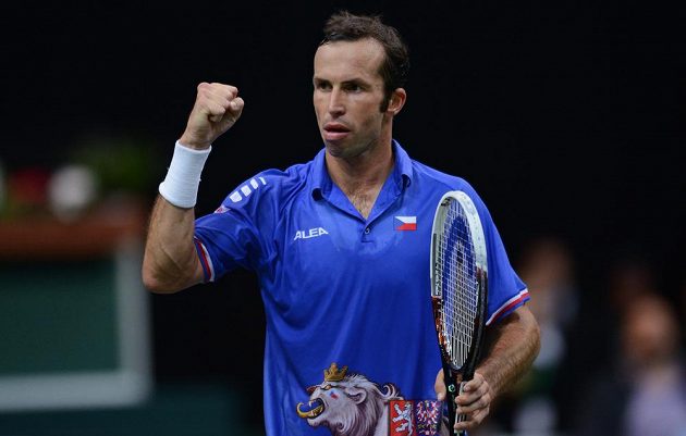Tenista Radek Štěpánek oslavuje vítězný set během prvního utkání semifinále Davis Cupu proti Juanu Mónakovi.