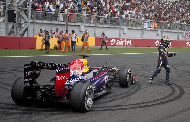 Sebastian Vettel "vygumoval" fanouškům do asfaltu vítězná kola.