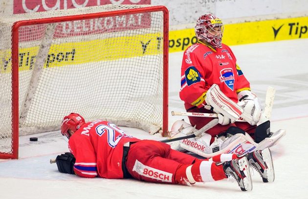 Budějovický obránce Tomáš Harant a brankář Jakub Kovář po rozhodujícím gólu proti Čským Budějovicím v pátém utkání předkola play off.