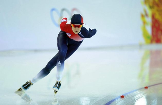 Martina Sáblíková na trati olympijského závodu rychlobruslařek na 3000 metrů.