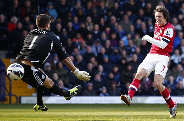 Tomáš Rosický prostřelil brankáře Bena Fostera a dal druhý gól svůj i Arsenalu.