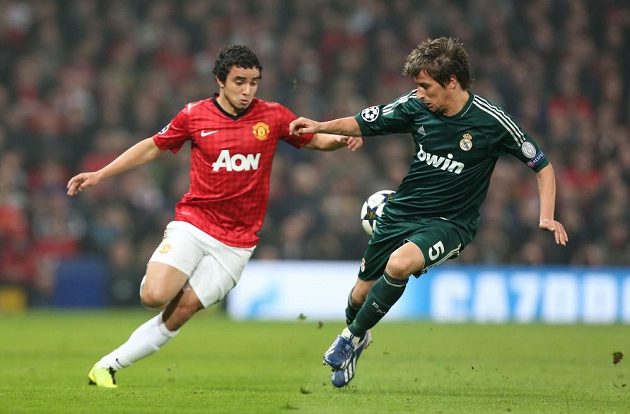 Rafaela z Manchesteru United (vlevo) brání Fabio Coentrao z Realu Madrid.
