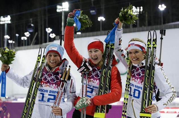 Medailistky z biatlonového závodu s hromadným startem na 12,5 km. Zleva bronzová Tiril Eckhoffová z Norska, olympijská vítězka Běloruska Darja Domračevová a stříbrná Gabriela Soukalová. 