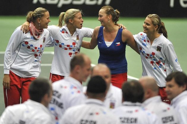 Český tým slaví postup do semifinále, zleva Lucie Hradecká, Andrea Hlaváčková, Petra Kvitová, Lucie Šafářová.
