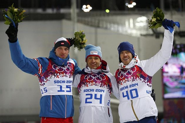 Medailisté z biatlonového sprintu - zleva druhý Dominik Landertinger, vítěz Ole Einar Björndalen a bronzový Jaroslav Soukup.