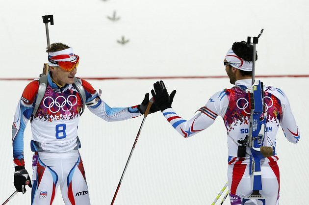 Biatlonista Ondřej Moravec (vlevo) a Francouz Martin Fourcade si gratulují k cennému kovu po dojezdu stíhacího závodu na olympiádě v Soči. 