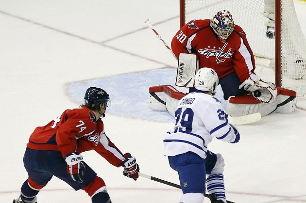 Na Michala Neuvirtha si nepřišlo ani pravé křídlo Toronta Maple Leafs Jerry D'Amigo.