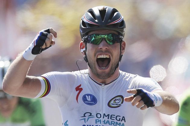 Britský cyklista Mark Cavendish se raduje z vítězství ve třinácté etapě Tour de France.