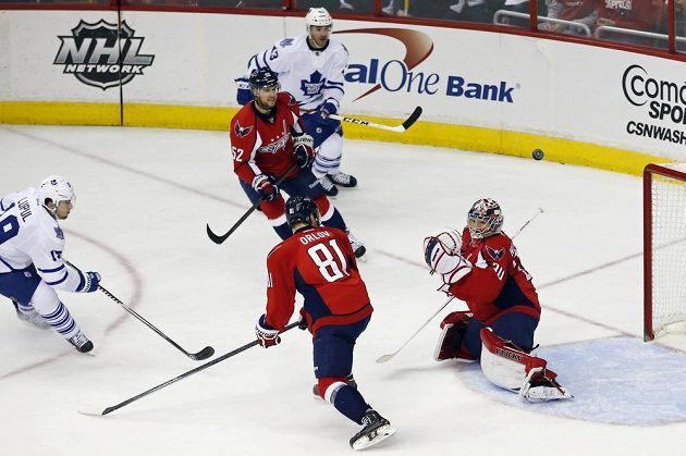 Joffrey Lupul z Toronta (vlevo) na Michala Neuvirtha v brance Washingtonu touto střelou nevyzrál.