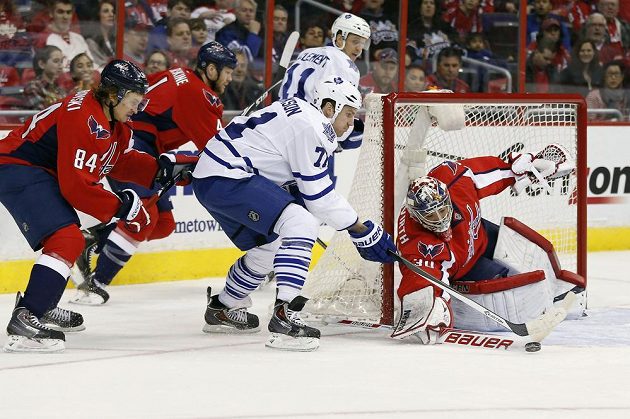 David Clarkson z Toronta nevyzrál na "příložník" gólmana Washingtonu Michala Neuvirtha.