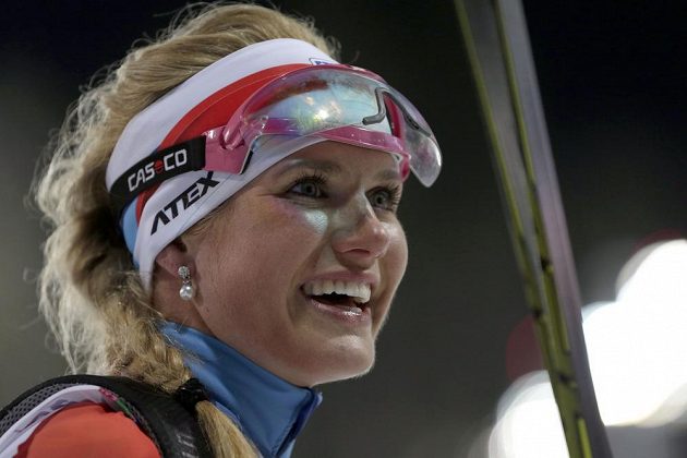 Biatlonistka Gabriela Soukalová se raduje ze stříbrné medaile v závodu s hromadným startem na 12,5 km v Soči.