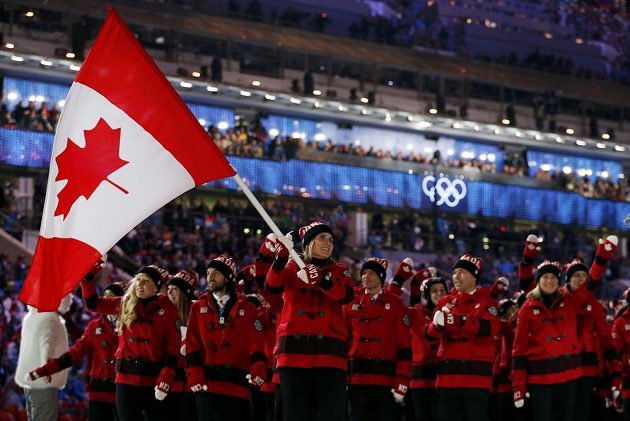 Vlajku kanadské výpravy nesla při slavnostním nástupu hokejistka Hayley Wickenheiserová.