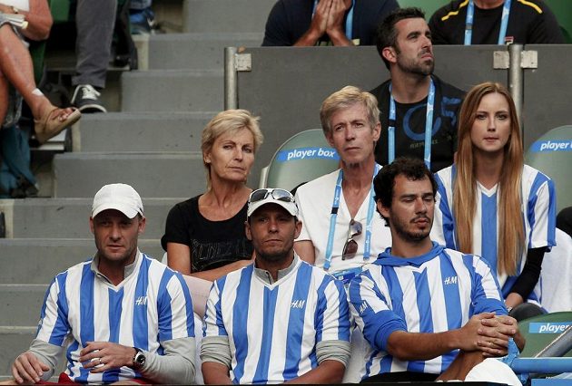Lóže nejbližších Tomáše Berdycha sleduje jeho boj se Stanislasem Wawrinkou. V horní řadě sedí rodiče spolu s tenistovou přítelkyní Ester Sátorovou, dole je realizační tým v čele s Tomášem Krupou.