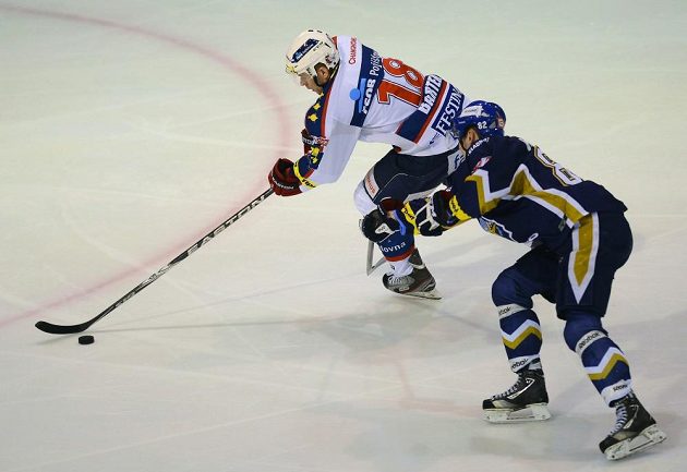 Martin Bartek z Pardubic (vlevo) a David Růžička z Kladna v pátém utkání předkola play off.