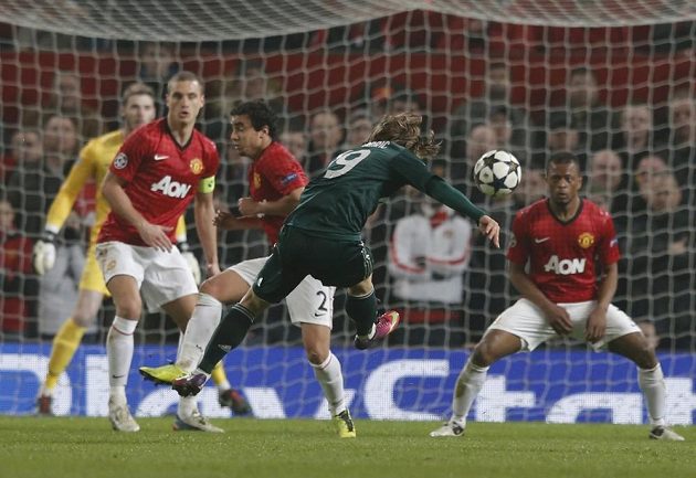 Záložník Realu Luka Modrič střílí gól do sítě Manchesteru United.