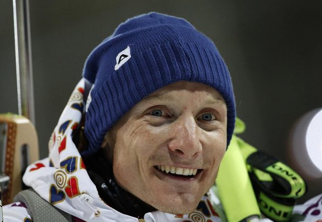 Šťastný Ondřej Moravec po zisku stříbrné medaile ze stíhacího závodu na olympiádě v Soči.