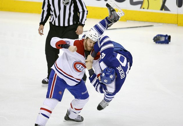 Tradiční kanadské derby mělo náboj. Nakonec dokázalo Toronto porazit Montreal na jeho domácí půdě. Na snímku v bitce Brandon Prust z Canadiens a Troy Bodie z Maple Leafs.