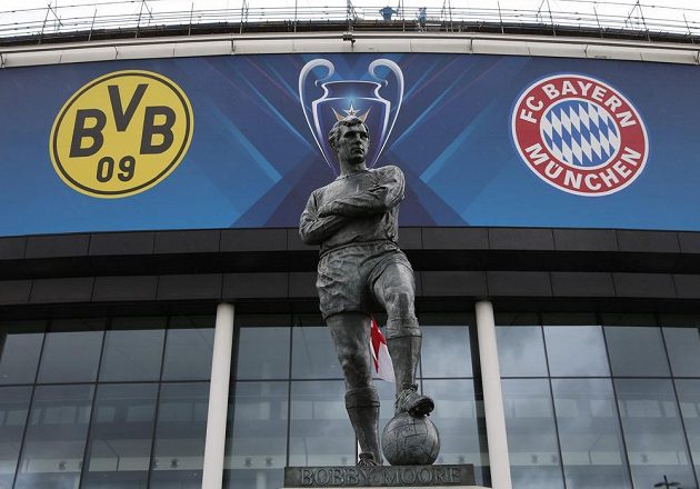 Socha legendárního anglického obránce Bobbyho Moorea před stadiónem ve Wembley.