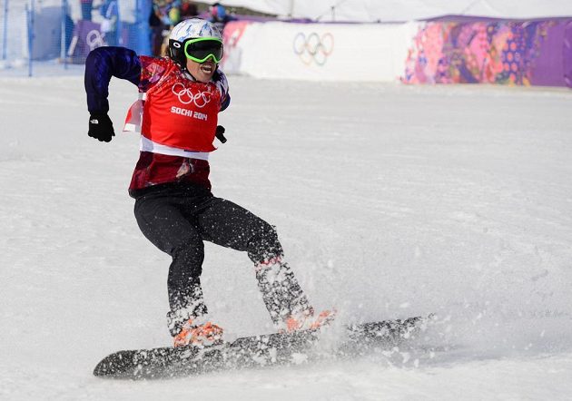 Eva Samková po dojezdu do cíle finálového závodu ve snowboardkrosu.