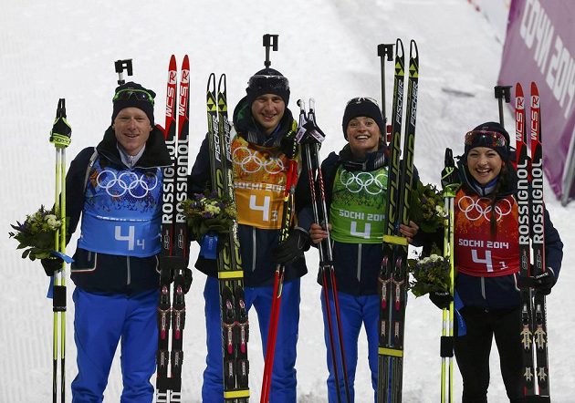 Italští biatlonisté slaví bronz v závodu smíšených štafet na olympiádě v Soči. Zleva Lukas Hofer, Dominik Windisch, Karin Oberhoferová a Dorothea Wiererová. 