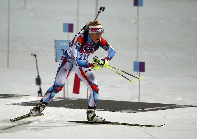 Gabriela Soukalová v olympijském závodu na 12,5 km s hromadným startem.