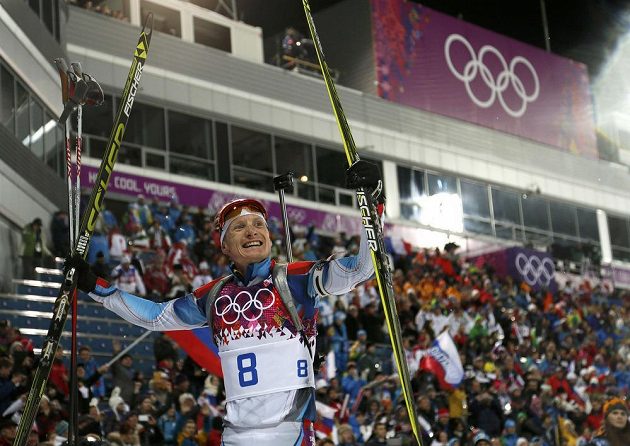 Biatlonista Ondřej Moravec slaví stříbrnou medaili ze stíhacího závodu na olympiádě v Soči.