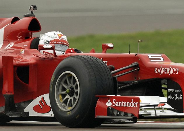 Sebastian Vettel za volantem vozu F2012 na trati ve Fioranu.