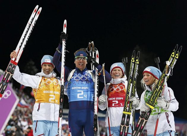 Norové se radují z olympijského zlata v závodu smíšených štafet. Zleva Ole Einar Björndalen, Emil Hegle Svendsen, Tora Bergerová a Tiril Eckhoffová. 