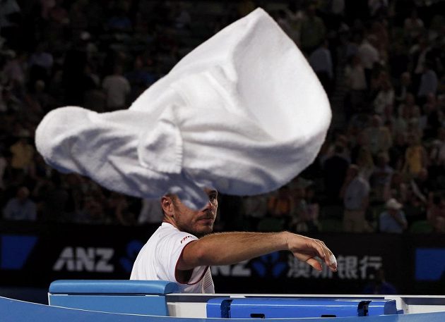 Stanislas Wawrinka odhazuje ručník během semifinále Australian Open.