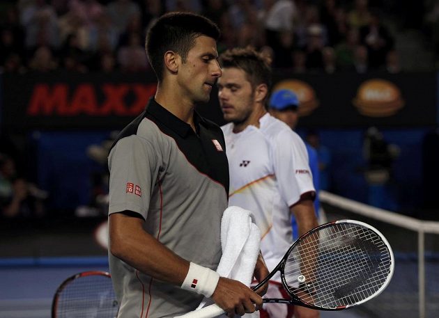 Zklamaný výraz srbského tenisty Novaka Djokoviče po porážce se Švýcarem Wawrinkou ve čtvrtfinále Australian Open.