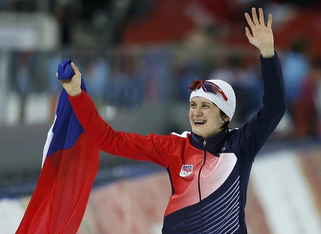 Martina Sáblíková se raduje z obhajoby zlaté olympijské medaile na 5000 metrů.