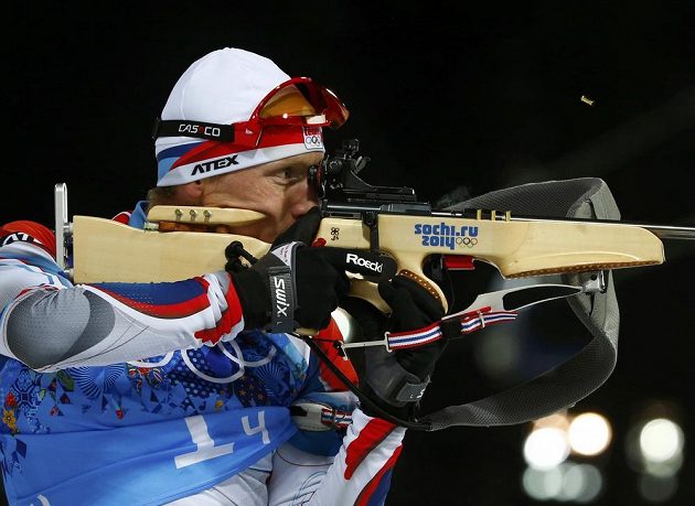 Biatlonista Ondřej Moravec během střelby vestoje v závodu smíšených štafet na olympijských hrách v soči.