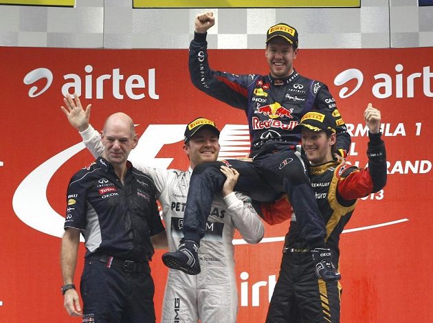 Nico Rosberg a Romain Grosjean nesou na ramenou Sebastiana Vettela.