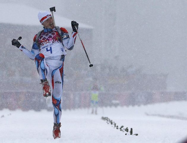 Biatlonista Ondřej Moravec se raduje z bronzové medaili z masového startu.