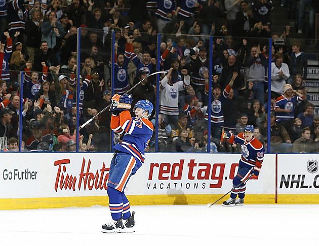 Obránce Edmontonu Anton Belov (vlevo) se po přihrávce Aleše Hemského radoval z vůbec první trefy v nejslavnější hokejové soutěži světa.