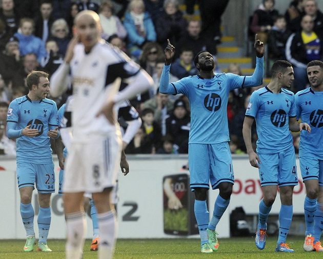Útočník Tottenhamu Emmanuel Adebayor (uprostřed) slaví gól na hřišti Swansea City.