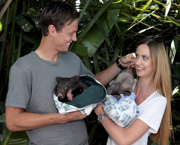 Tomáš Berdych s Ester Sátorovou s mláďaty vombatů Victorií a Sydney.