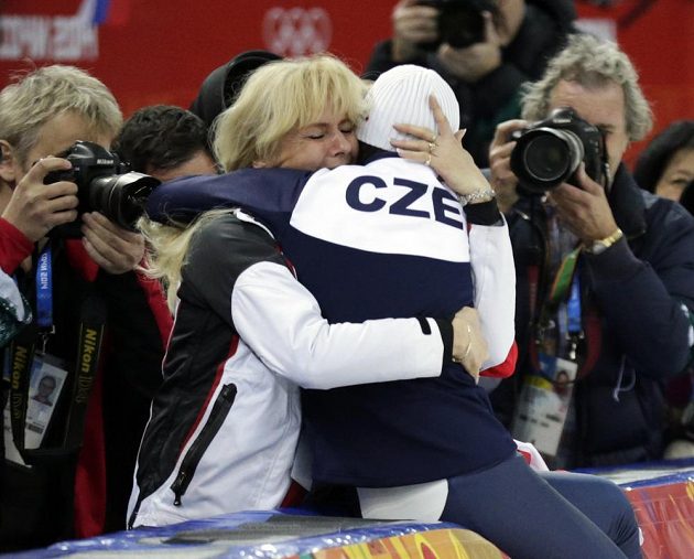 Rychlobruslařka Martina Sáblíková slaví zlatou olympijskou medaili se svou maminkou.
