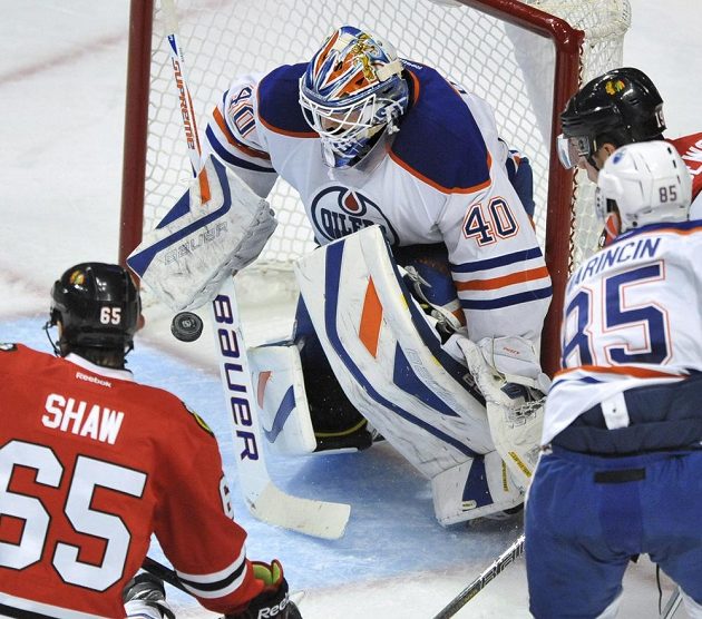 Brankář Devan Dubnyk ještě v dresu Edmontonu. 