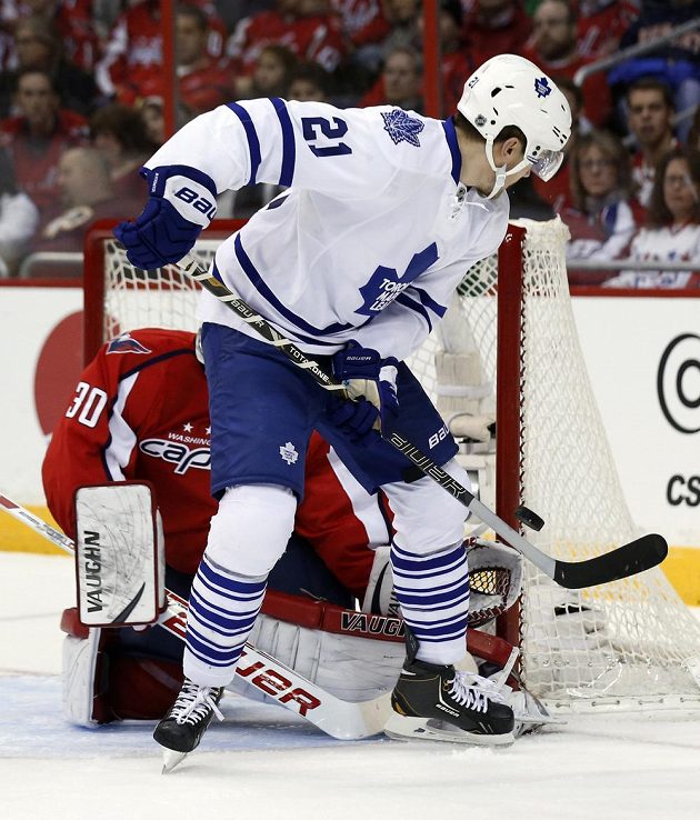 James van Riemsdyk překonává Michala Neuvirtha v duelu Toronta a Washingtonu.