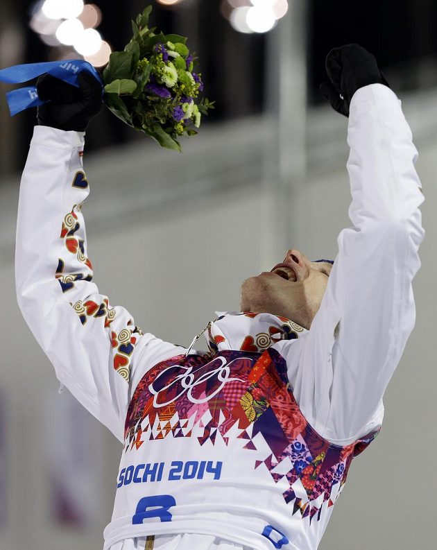 Biatlonista Ondřej Moravec slaví při květinovém ceremoniálu stříbrnou medaili na hrách v Soči. 
