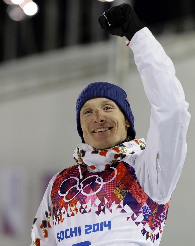 Radostné gesto biatlonisty Ondřeje Moravce po stíhacím závodu na olympiádě v Soči.